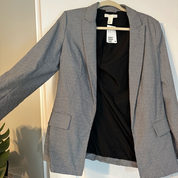 H&M white and black blazer with shoulder pads. - Picture 1 of 1